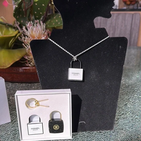 CHANEL Black and Gold Locks and Keys never out of box!! - Picture 6 of 6